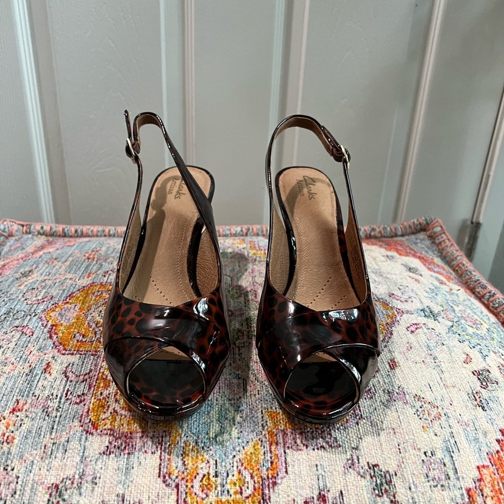 Clarks Wesswx Bria Leopard Peep Toe Slingback Pumps sz 9.5